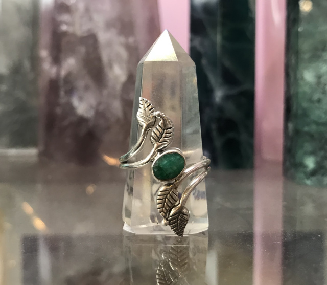 Emerald ring with leaves